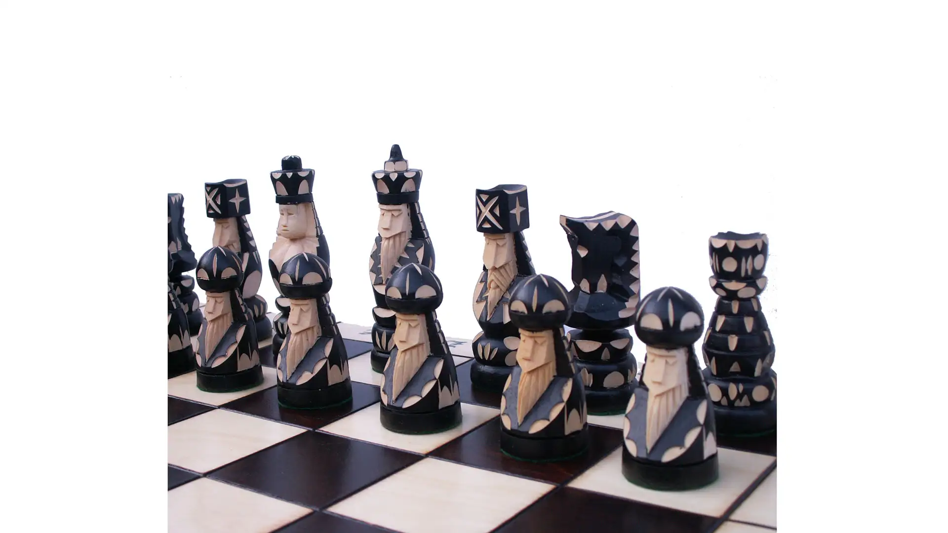 Künstlerische Schachfiguren in Schwarz-Creme-Farbschema